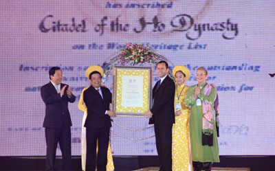Đại diện của tổ chức UNESCO trao bằng công nhận Di sản văn hóa
thế giới cho Thành Nhà Hồ.